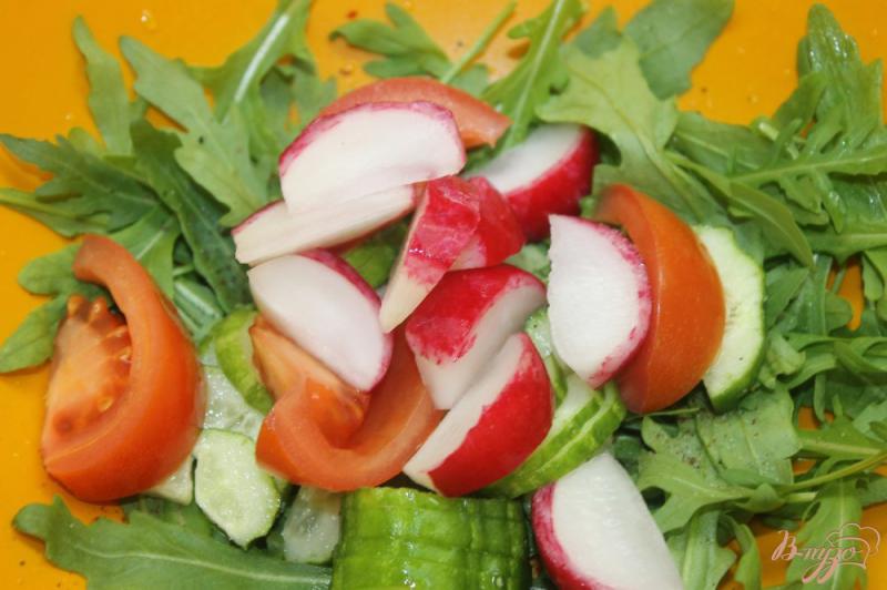 Фото приготовление рецепта: Салат с рукколой и редисом шаг №4
