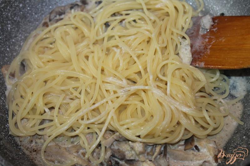 Фото приготовление рецепта: Паста с грибами и куриным мясом шаг №4
