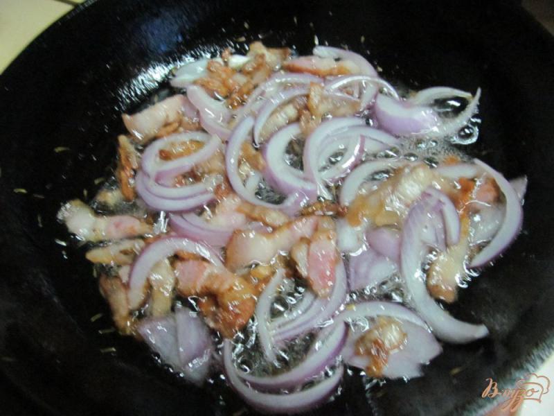 Фото приготовление рецепта: Салат из рукколы с беконом и сыром фета шаг №2