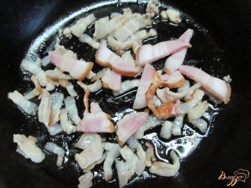 Фото приготовление рецепта: Салат из рукколы с беконом и сыром фета шаг №1