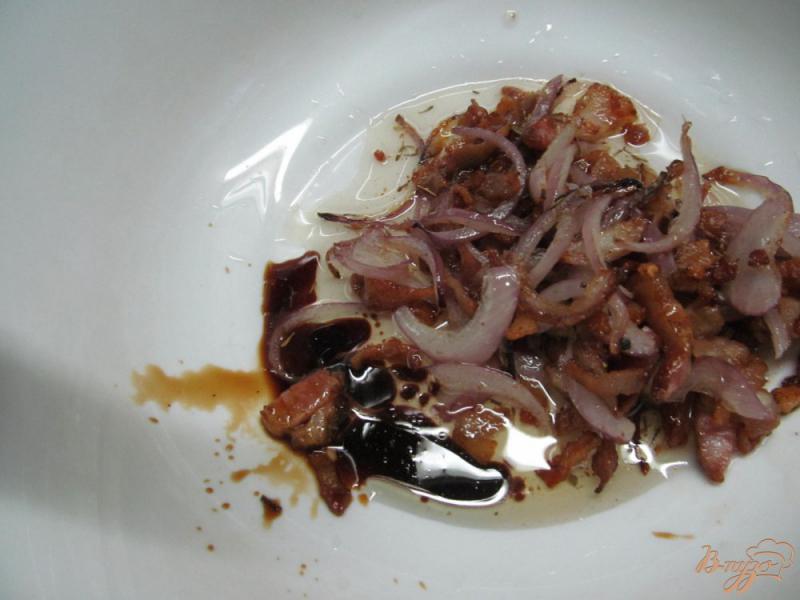 Фото приготовление рецепта: Салат из рукколы с беконом и сыром фета шаг №3