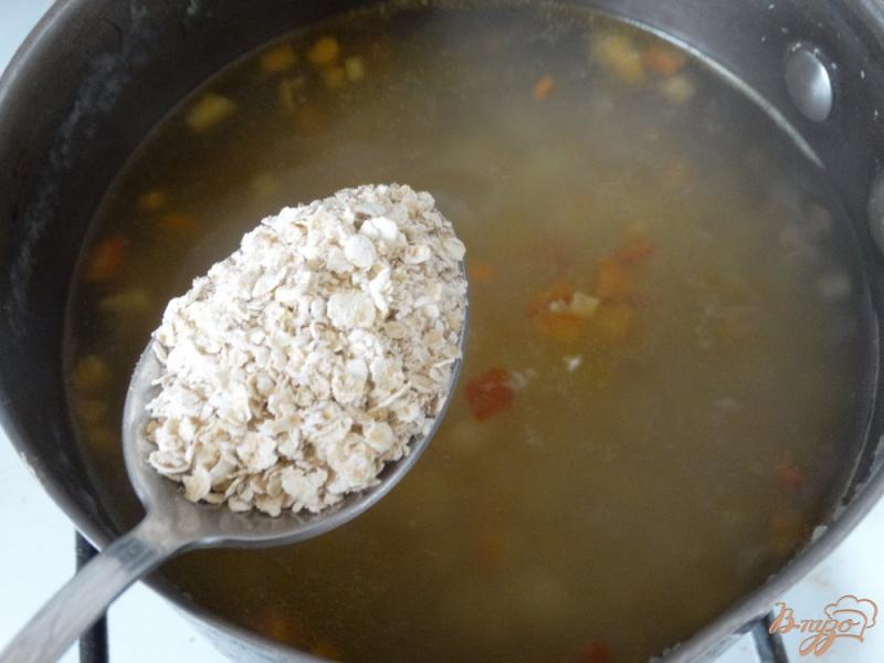 Фото приготовление рецепта: Овсяный суп с фрикадельками шаг №3