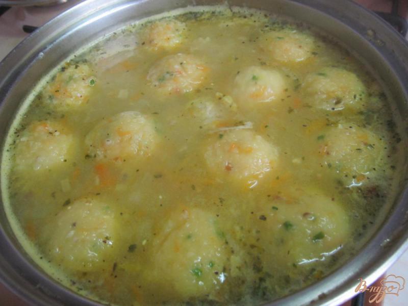 Фото приготовление рецепта: Суп с картофельными фрикадельками шаг №7