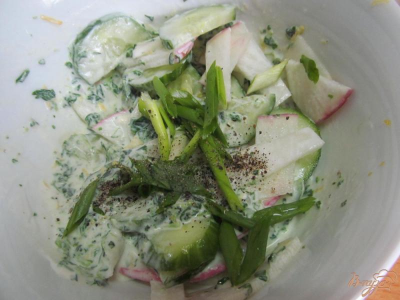 Фото приготовление рецепта: Весенний салат с яйцами и шпинатом шаг №4