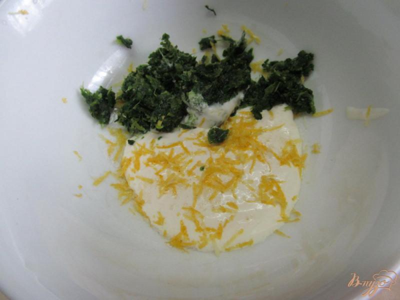 Фото приготовление рецепта: Весенний салат с яйцами и шпинатом шаг №1