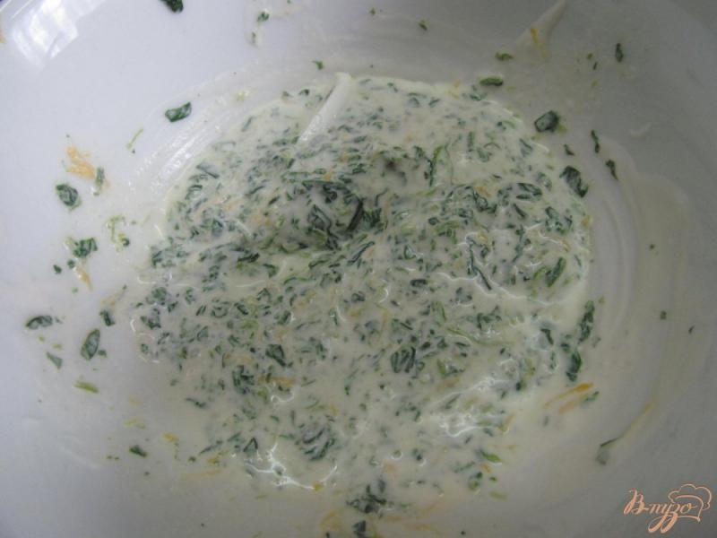 Фото приготовление рецепта: Весенний салат с яйцами и шпинатом шаг №2