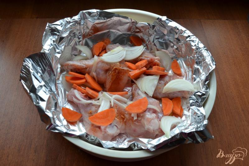 Фото приготовление рецепта: Куриные крылья на пару с овощами шаг №2