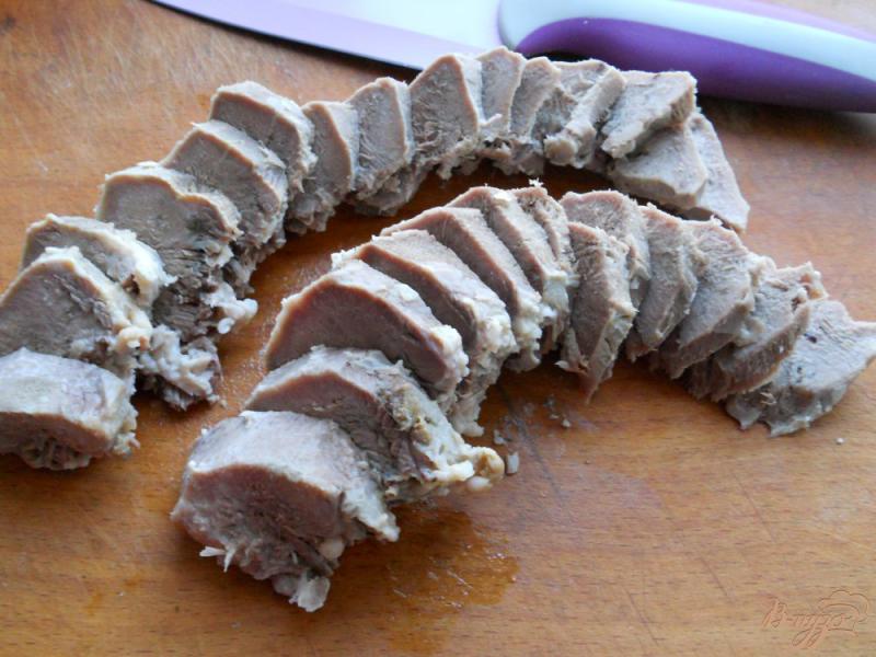Фото приготовление рецепта: Свиной язык с картофелем запеченный в сметане шаг №1