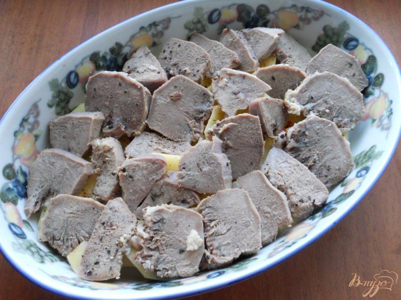 Фото приготовление рецепта: Свиной язык с картофелем запеченный в сметане шаг №4