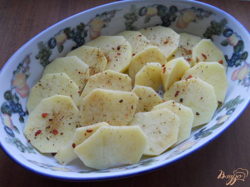 Фото приготовление рецепта: Свиной язык с картофелем запеченный в сметане шаг №3