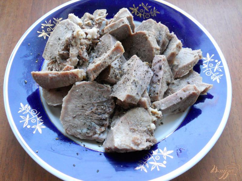 Фото приготовление рецепта: Свиной язык с картофелем запеченный в сметане шаг №2