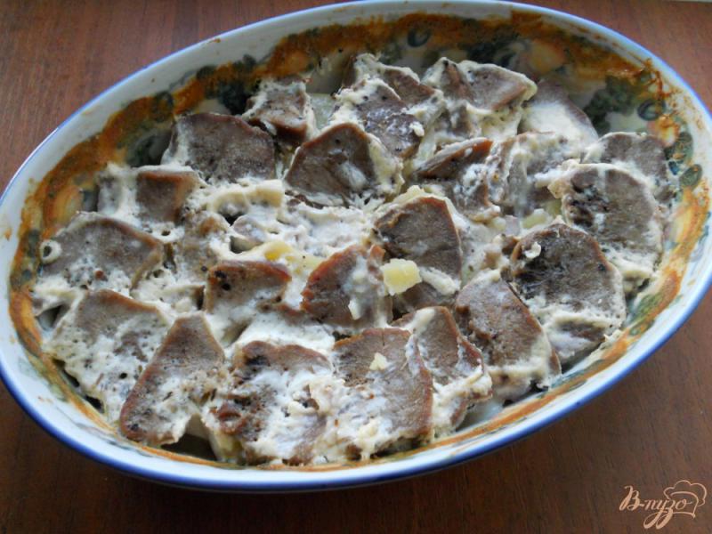 Фото приготовление рецепта: Свиной язык с картофелем запеченный в сметане шаг №6