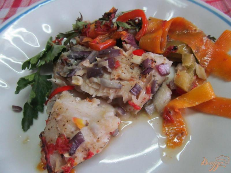 Фото приготовление рецепта: Рыба запеченная в овощах шаг №8