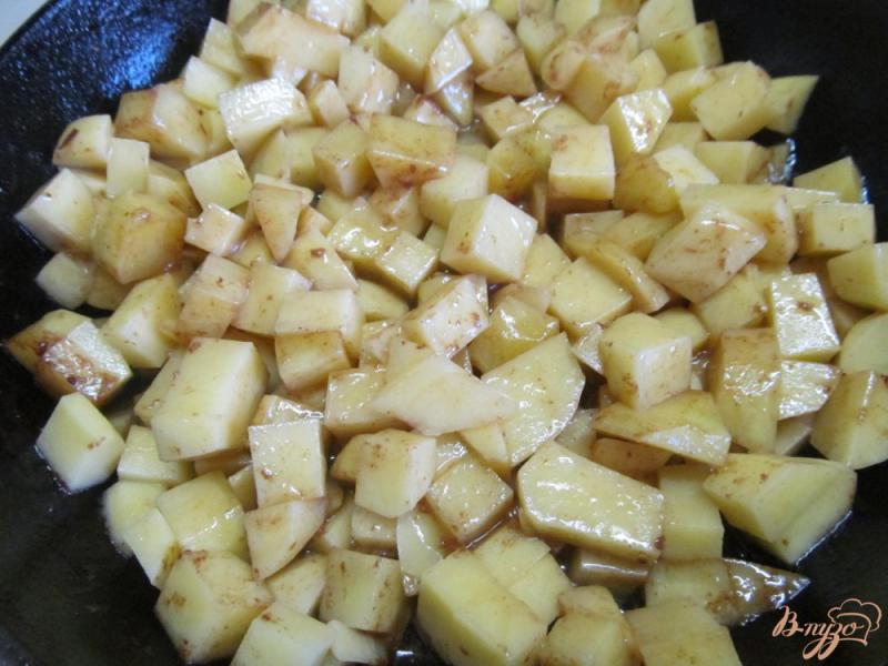 Фото приготовление рецепта: Жареный картофель под сыром шаг №5