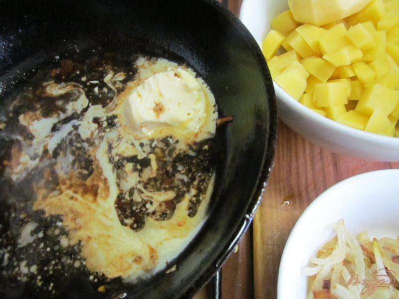 Фото приготовление рецепта: Жареный картофель под сыром шаг №4
