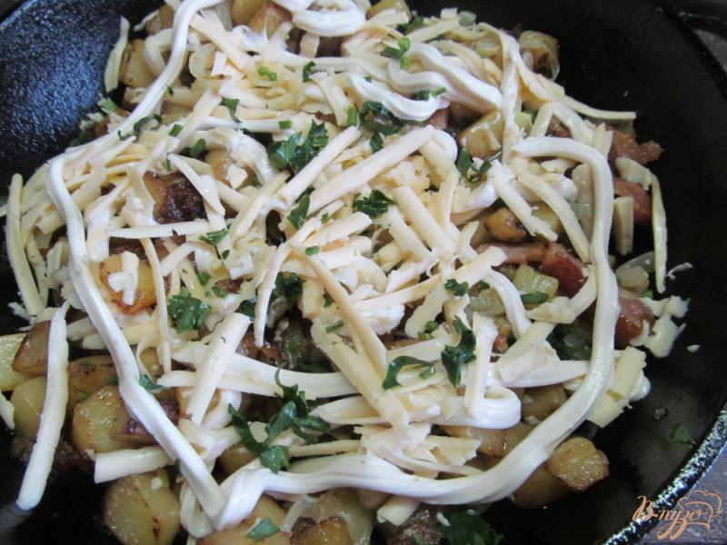 Фото приготовление рецепта: Жареный картофель под сыром шаг №6