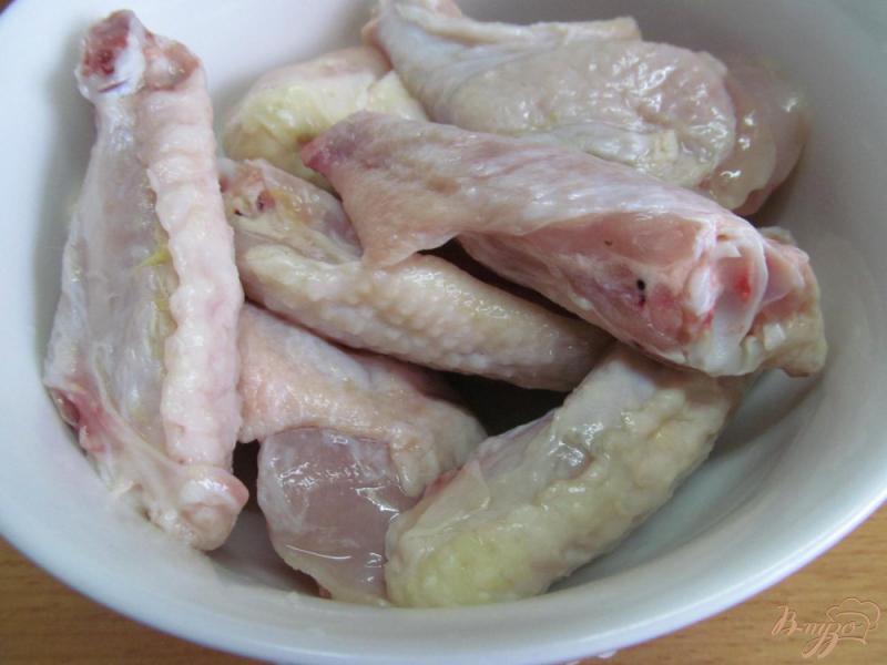 Фото приготовление рецепта: Куриные крылья в томате с хреном шаг №1