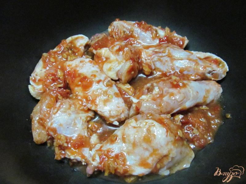 Фото приготовление рецепта: Куриные крылья в томате с хреном шаг №4
