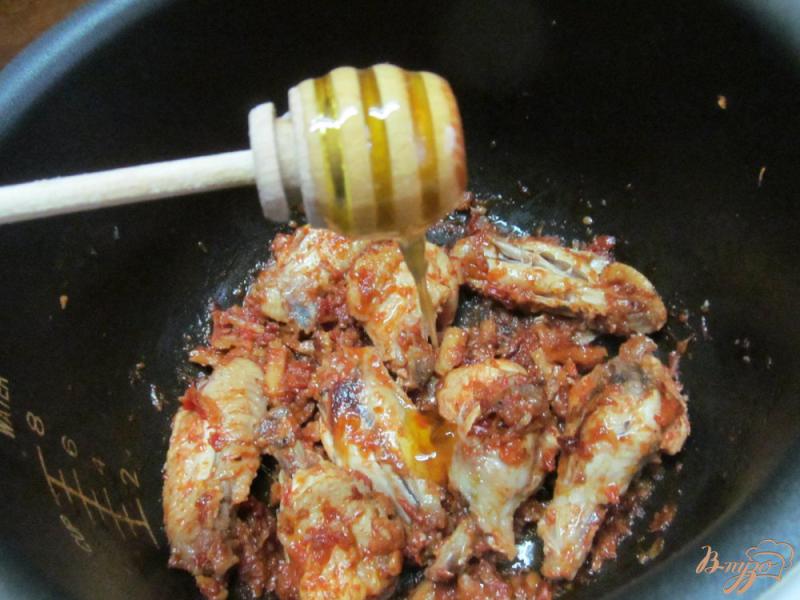 Фото приготовление рецепта: Куриные крылья в томате с хреном шаг №6