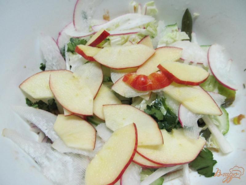 Фото приготовление рецепта: Салат с острым соусом из яблока и огурца шаг №6