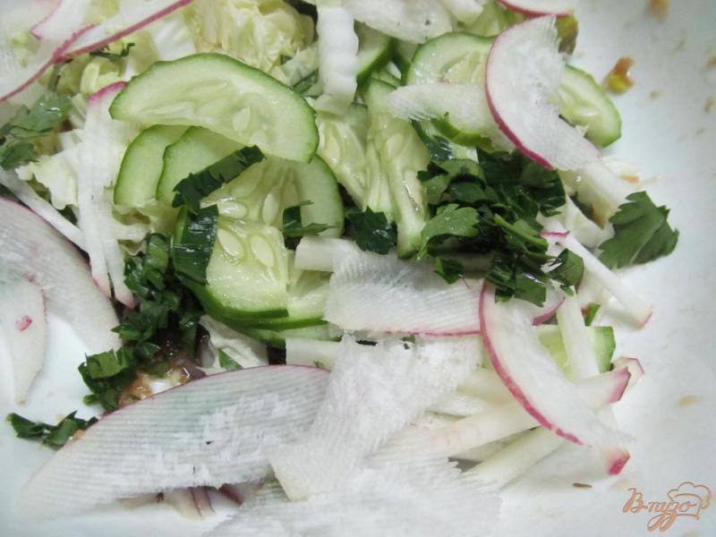 Фото приготовление рецепта: Салат с острым соусом из яблока и огурца шаг №5