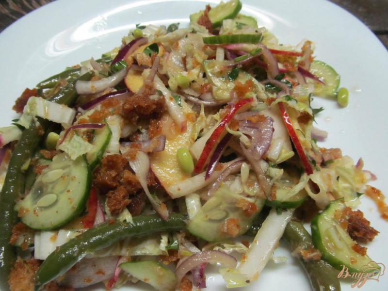 Фото приготовление рецепта: Салат с острым соусом из яблока и огурца шаг №8