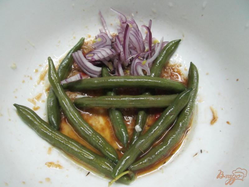 Фото приготовление рецепта: Салат с острым соусом из яблока и огурца шаг №4