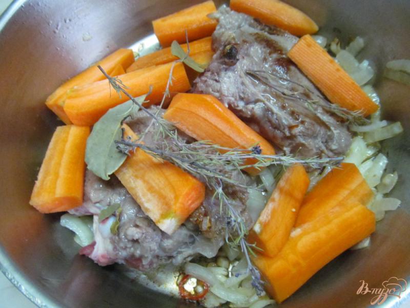 Фото приготовление рецепта: Тушеная говядина с морковью и горошком шаг №3