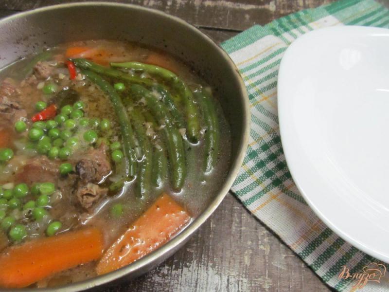 Фото приготовление рецепта: Тушеная говядина с морковью и горошком шаг №6