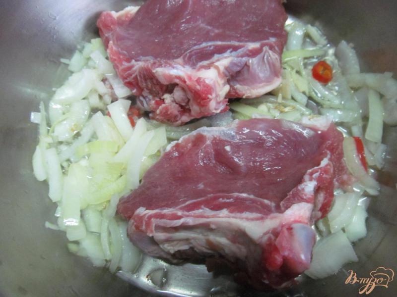 Фото приготовление рецепта: Тушеная говядина с морковью и горошком шаг №2