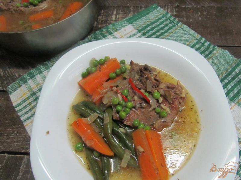 Фото приготовление рецепта: Тушеная говядина с морковью и горошком шаг №7