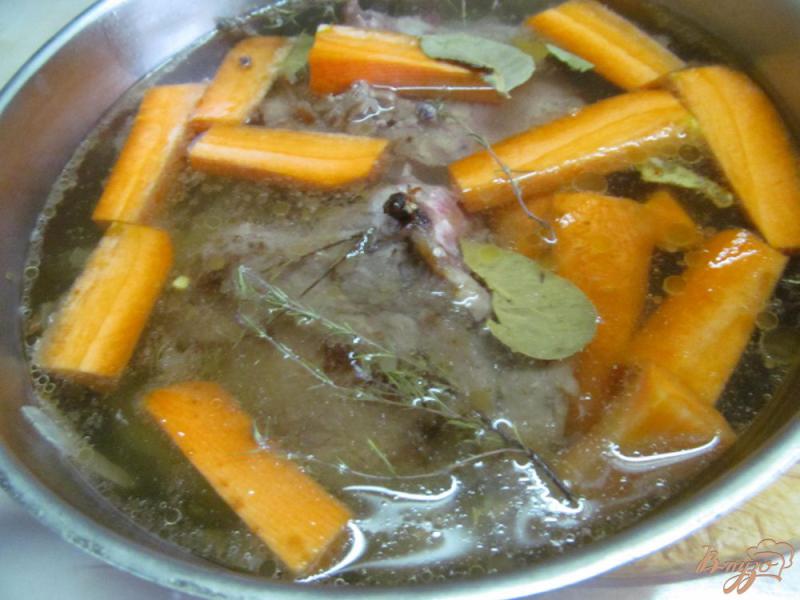 Фото приготовление рецепта: Тушеная говядина с морковью и горошком шаг №4
