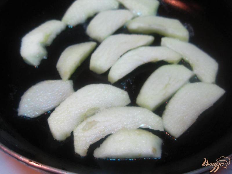 Фото приготовление рецепта: Яблоки карамелизированные с мороженым шаг №2