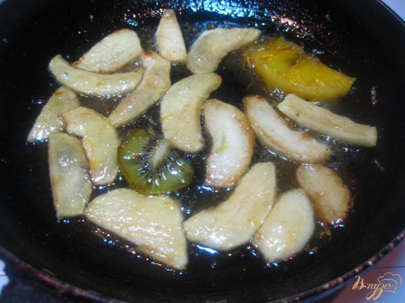 Фото приготовление рецепта: Яблоки карамелизированные с мороженым шаг №5