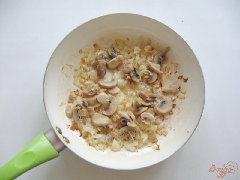 Фото приготовление рецепта: Рожки с мясом и грибами шаг №2