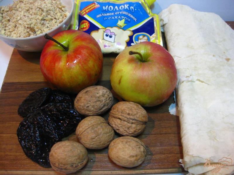 Фото приготовление рецепта: Орехово-яблочный слоеный торт из лаваша шаг №1