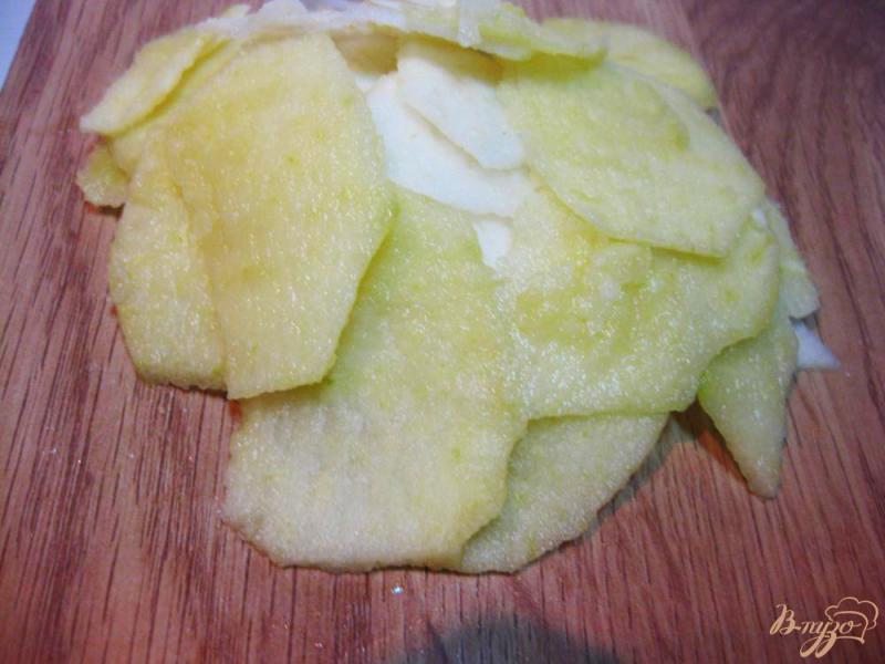 Фото приготовление рецепта: Орехово-яблочный слоеный торт из лаваша шаг №2