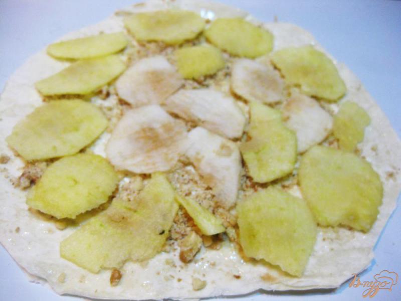 Фото приготовление рецепта: Орехово-яблочный слоеный торт из лаваша шаг №7