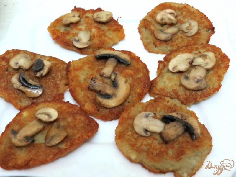 Фото приготовление рецепта: Деруны с грибами и сыром шаг №6
