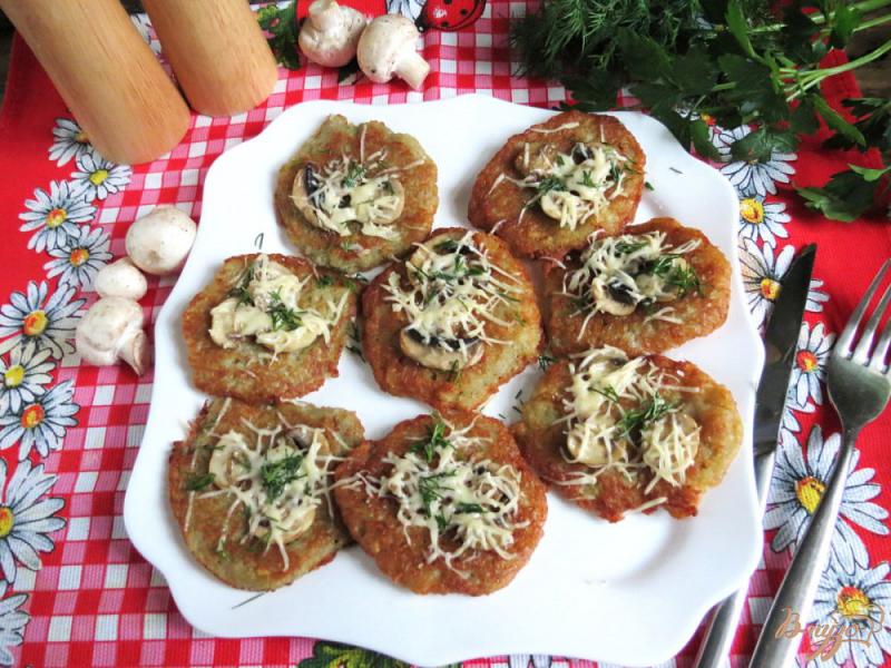 Фото приготовление рецепта: Деруны с грибами и сыром шаг №7