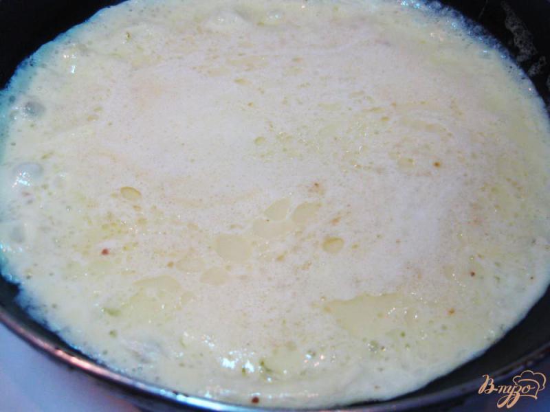 Фото приготовление рецепта: Омлет с молоком и сыром шаг №5