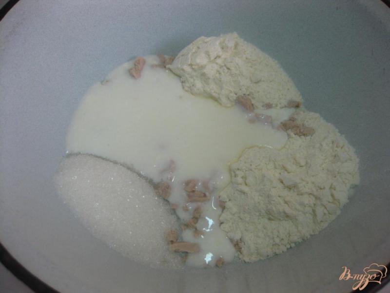 Фото приготовление рецепта: Пирог с абрикосовым вареньем на дрожжевом тесте шаг №2