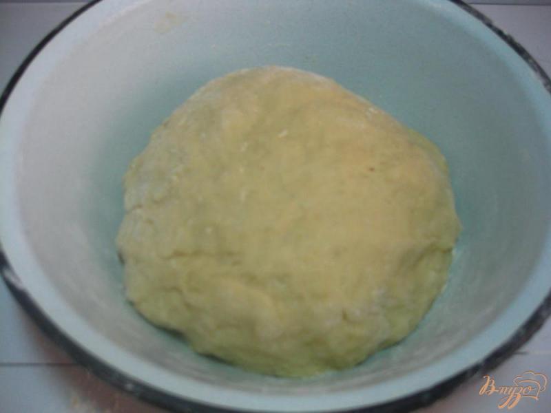 Фото приготовление рецепта: Пирог с абрикосовым вареньем на дрожжевом тесте шаг №5