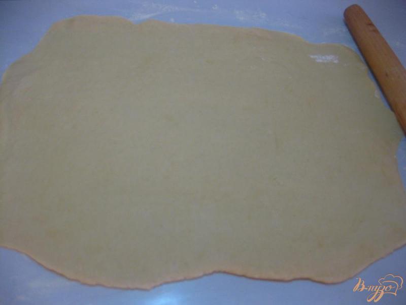 Фото приготовление рецепта: Пирог с абрикосовым вареньем на дрожжевом тесте шаг №7