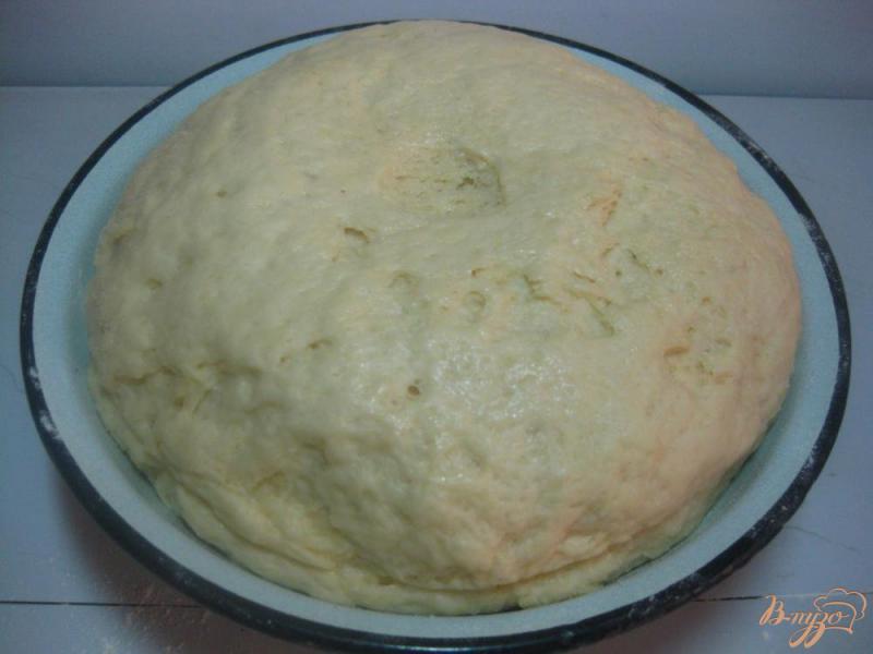 Фото приготовление рецепта: Пирог с абрикосовым вареньем на дрожжевом тесте шаг №6