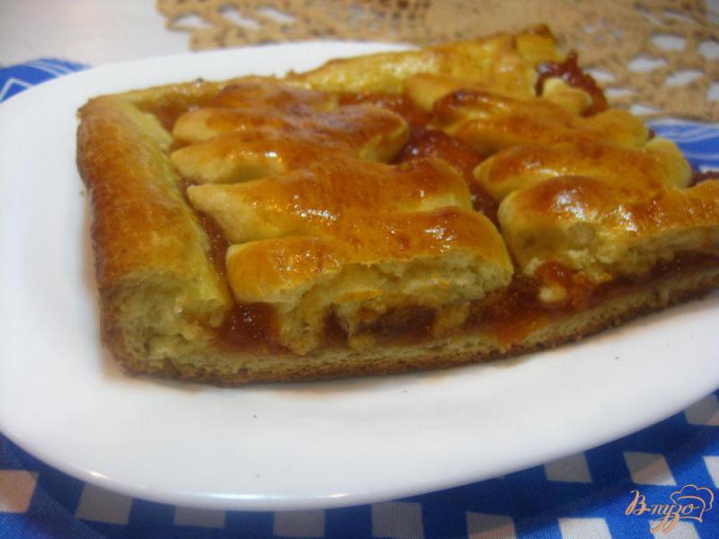 Фото приготовление рецепта: Пирог с абрикосовым вареньем на дрожжевом тесте шаг №15