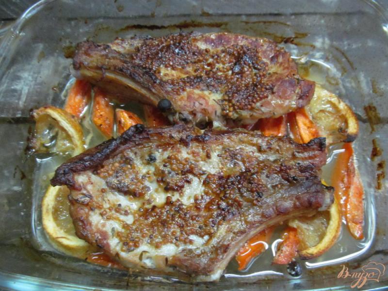 Фото приготовление рецепта: Сочные свиные отбивные с морковью шаг №6