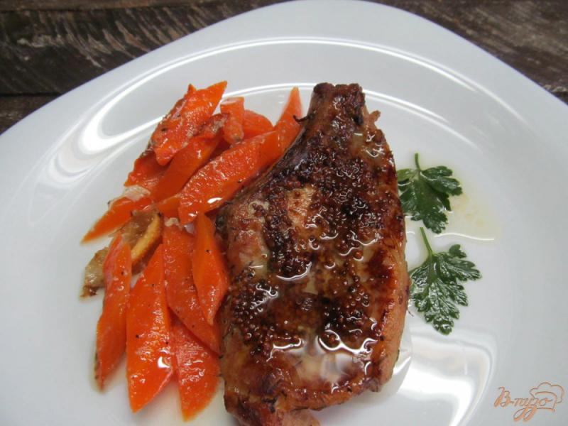 Фото приготовление рецепта: Сочные свиные отбивные с морковью шаг №7