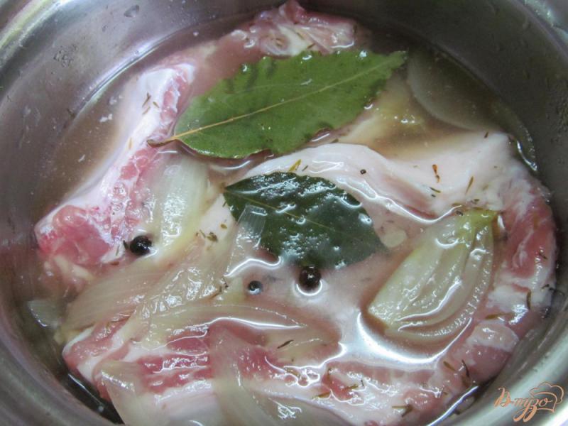 Фото приготовление рецепта: Сочные свиные отбивные с морковью шаг №2
