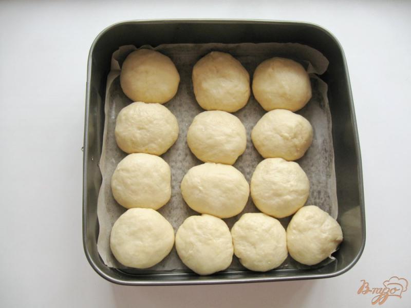 Фото приготовление рецепта: Сдобные булочки со сливовым джемом шаг №4